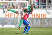 Yrondu Musavu-King (links) gegen Basels Samuele Campo. (Bild: Urs Bucher)