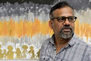 Sarath Maddumage vor dem Bild, das symbolisch für seine Flucht steht. (Bild: Donato Caspari)