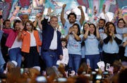 Iván Duque präsentiert sich am Sonntagabend seinen Anhängern in Bogotá. (Bild: Fernando Vergara/AP (17. Juni 2018)