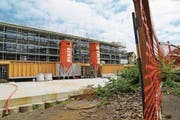 Bis jetzt läuft bei der Überbauung Seehof alles nach Plan. Das Gebäude soll Anfang Oktober fertig werden. (Bild: Rebecca Frei)