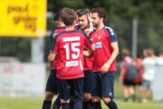 Der SC Cham (rot/blau) erhält vier neue Spieler. Im Bild beim Match gegen den FC Basel im Mai. (Bild Roger Zbinden, 26.05.2018)