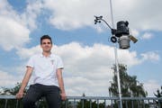 Serafin Curti bei der Wetterstation auf dem Dach der Kanti Sursee. Bild: Boris Bürgisser (14. Juni 2018)