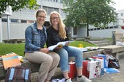 Nicole Aschwanden (links) und Corinne Businger fotografiert vor der Berufsschule in Stans. (Bild: Matthias Piazza, 15. Juni 2018)