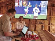 Rollenwechsel nach drei Jahrzehnten: Dani Wyler (rechts) beim gestrigen Public Viewing in Oberbüren im Gespräch mit Wiler-Zeitungs-Redaktor Simon Dudle. (Bild: Andrea Häusler)