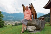 Katharina Gyr an ihrem Wohnort Sevelerberg mit Blick hinunter aufs Dorf, wo sie unter anderem als Hebamme tätig war. (Bild: Alexandra Gächter)