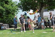 Sonnenschein, spannende Spiele und lustige Action waren Trumpf am Sommerfest im Kinder-Dörfli, hier das Stiefelwerfen. (Bild: Christoph Heer)