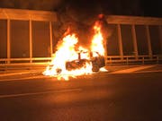 Der Personenwagen in Vollbrand (Bild: Luzerner Polizei)