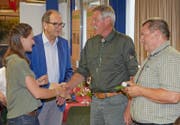 Prüfungsobmann Christoph Markwalder überreicht einer erfolgreichen Kandidatin den St. Galler Jagdfähigkeitsausweis. Regierungsrat Bruno Damann und Arnold Rossi aus Gams, Vertreter Revierjagd St. Gallen, gratulieren der Jägerin ebenfalls. (Bild: PD)