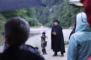 Fürstabt Ulrich Rösch mit Herold Enya Willi (Trompete). (Bild: Peter Küpfer)
