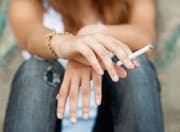 Jugendliche sollen besser vor den Gefahren des Rauchens geschützt werden. (Bild: Getty)