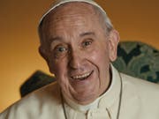 Gegen die Urzeit-Dinosaurier aus «Jurassic World: Fallen Kingdom» zieht der Papst - zumindest im Kino - den kürzeren. Immerhin vermochte sich Wim Wenders Film über den Heiligen Vater in allen Landesteilen in den Top Five zu platzieren. (Szenebild aus «Pope Francis: A Man of His Word») (Bild: Pressebild)