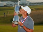 Brooks Koepka geniesst seine Glückseligkeit am US Open in New York (Bild: KEYSTONE/AP/CAROLYN KASTER)