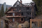 Das Anfang März ausgebrannte Mehrfamilienhaus in der Schochenmühle will der Stadtrat durch einen Neubau ersetzen lassen. (Bild: Stefan Kaiser (6. März 2018))