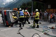 Spektakuläre Rettungsübung: Die Feuerwehr Engelberg bergt einen verletzten Automobilisten aus seinem Fahrzeug. Dabei wird das Dach weggeschnitten. (Bild: Richard Greuter; Engelberg, 16. Juni 2018)