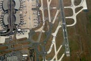 Luftaufnahme des Grossflughafens Roissy-Charles de Gaulle in Paris.Bild: Getty (Paris, 12. August 2009)