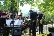 Lasse Ammann (rechts) spielte das Saxofon neben Michael von Niederhäusern, der am Samstagabend das Konzert leitete. (Bild: Emilie Jörgensen)