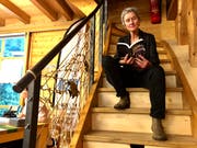 Regula Stadler liest aus ihrem Buch. (Bild: Christiana Sutter)