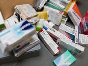 Nicht die Preise treiben die Krankenkassenprämiem hoch, sondern der Mehrkonsum von medizinischen Leistungen und Medikamenten. (Bild: KEYSTONE/GAETAN BALLY)