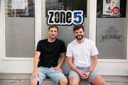 Fabian Achermann (links) ersetzt Thomas Buchmann als Leiter der Fanarbeit Luzern.Bild: Boris Bürgisser (Luzern, 18. Juni 2018)