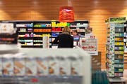 Der HIV-Selbsttest soll in Apotheken und Drogerien mit einer Beratung erhältlich sein. (Themenbild: Gaetan Bally/Keystone)