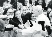 Papst Johannes Paul II. stösst während seines sechstägigen Schweiz-Besuchs auf viel Begeisterung. (Bild: Str/Keystone (12. Juni 1984))