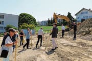 Der Bagger steht bereit für den Beginn der Bauarbeiten. Hans Bereuter (Mitte) macht mit dem Spaten den Anfang. (Bild: Rebecca Frei)