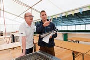 Der Aufbau ist im vollen Gang: Jürg Kocherhans (links) im Gespräch mit Thomas Krois, der das Ressort «Fest» hat. (Bild: Donato Caspari)