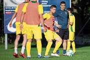 Kriens-Topstürmer Saleh Chihadeh im Training, beobachtet von Trainer Bruno Berner. (Bild: Philipp Schmidli (Emmenbrücke, 19. Juni 2018))