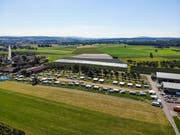 Auf einer Wiese von Ulrich Kesselring stehen derzeit rund 30 Camper. Links ist der Hof von Kesselring, rechts das Grundstück von Bruno Straub. Er ärgert sich über die Situation mit den Fahrenden. (Bild: Donato Caspari)