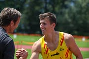 Simon Ehammer nimmt die Gratulationen von René Wyler, Leiter Sportlerschule Appenzell entgegen. (Bild: Peter Staub)