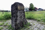 Der Gedenkstein aus Nagelfluh steht oberhalb vom Bann an der Stelle, wo die rund 100 polnischen Internierten im Jahre 1943 zwei Hektaren Wald rodeten, damit Kartoffeln angebaut werden konnten.