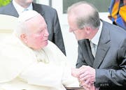 20 Jahre danach kommt Johannes Paul II. erneut in die Schweiz. Bundespräsident Joseph Deiss empfängt ihn. (Bild: Coffrini/KEY (5. Juni 2004))