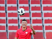 Goalgetter Robert Lewandowski macht sich im Vorfeld seiner ersten WM-Teilnahme mit dem Spielgerät bekannt (Bild: KEYSTONE/AP/HASSAN AMMAR)
