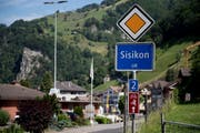 Auf der Strasse durch Sisikon herrscht immer reger Verkehr. Das ärgert die Einwohner. (Bild: Corinne Glanzmann, 6. Juni 2018)