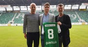 Der Neuzugang mit Trainer Peter Zeidler (links) und Sportchef Alain Sutter.