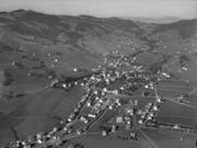 Flugaufnahme von Gais, aufgenommen von Hans Gross junior im Jahr 1937. Das Ausserrhoder Staatsarchiv hat die umfangreiche Sammlung jetzt online zugänglich gemacht. (Bild: Staatsarchiv Appenzell Ausserrhoden)