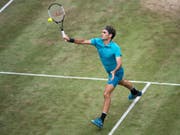 Roger Federer zeigt sich auch beim Turnierauftakt in Halle stilsicher (Bild: KEYSTONE/AP dpa/MARIJAN MURAT)