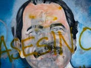 Bild von Staatschef Daniel Ortega in den Strassen Managuas, mit der Aufschrift «Mörder». Die Kirche hat Vermittlungsgespräche abgebrochen. Ortega habe sich nicht an Zusagen für eine internationale Untersuchung des gewaltsamen Todes von 180 Demonstranten gehalten. (Bild: KEYSTONE/AP/ESTEBAN FELIX)