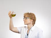Mit heimischen Pflanzenölen lässt sich prima waschen: Regine Schneider, Geschäftsführerin von Good Soaps, präsentiert das erste Waschmittel auf Basis heimischer Pflanzenöle. (Bild: Good Soaps)