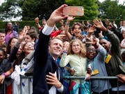 Präsident Emmanuel Macron ist nicht immer so streng mit Frankreichs Jugend. (Bild: KEYSTONE/AP POOL REUTERS/CHARLES PLATIAU)