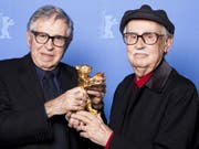 Paolo (r) und Vittorio (l) Taviani 2012 mit ihrem Goldenen Bären. Die Auszeichnung für ihr Lebenswerk, die ihnen das Filmfestival Locarno im August verleiht, wird Paolo alleine entgegennehmen müssen: Vittorio ist im April gestorben. (Bild: Keystone/POOL AP/Markus Schreiber)