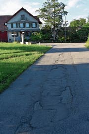 Die von der Gemeinde übernommene Kantonsstrasse hat Sanierungsbedarf. (Bild: Thomas Güntert)