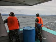 Helfer halten Ausschau nach den mindestens 128 vermissten Passagieren einer untergegangenen Fähre auf Sumatra. (Bild: KEYSTONE/EPA/DEDI SINUAJI)