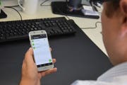 Mit einer App sollen Lehrpersonen Eltern einfach Informationen zukommen lassen können. Die Wattwiler Schuleinheit Risi entwickelt dafür eigens eine App, die derzeit getestet wird. (Bild: Emilie Jörgensen)
