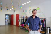 Peter Hürlimann im Warteggschulhaus, wo auch er einmal zu Schule ging. (Bild: Jolanda Riedener)