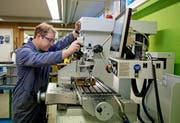 Thomas Flecklin bedient die Fräsmaschine in der Werkstatt der Stiftung Weidli.