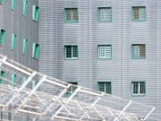 Die Bewegungsfreiheit in der ausländerrechtlichen Administrativhaft in der Schweiz ist «grundrechtlich unhaltbar». Das schreibt die Nationale Kommission zur Verhütung von Folter (NKVF) in ihrem neusten Tätigkeitsbericht. (Bild: KEYSTONE/CHRISTIAN BEUTLER)