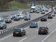 Die Zahl der Neulenker von Personenwagen ist in der Schweiz 2017 um ein Prozent gesunken. (Bild: KEYSTONE/MARCEL BIERI)