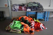Bei der Kontrolle eines bosnischen Kleinbusses am Grenzübergang Büchel konnten Grenzwächter mutmassliches Diebesgut in Form von Sport- und Arbeitskleidern im Wert von über 10‘000 Schweizer Franken beschlagnahmen. Auch hier wurde das Diebesgut und die beiden Personen für weitere Abklärungen der Kantonspolizei St. Gallen übergeben. (Bild: PD)