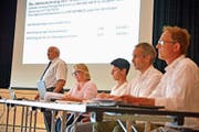 Gemeindepräsident Ruedi Zbinden erläutert die Rechnung. (Bild: Mario Testa)